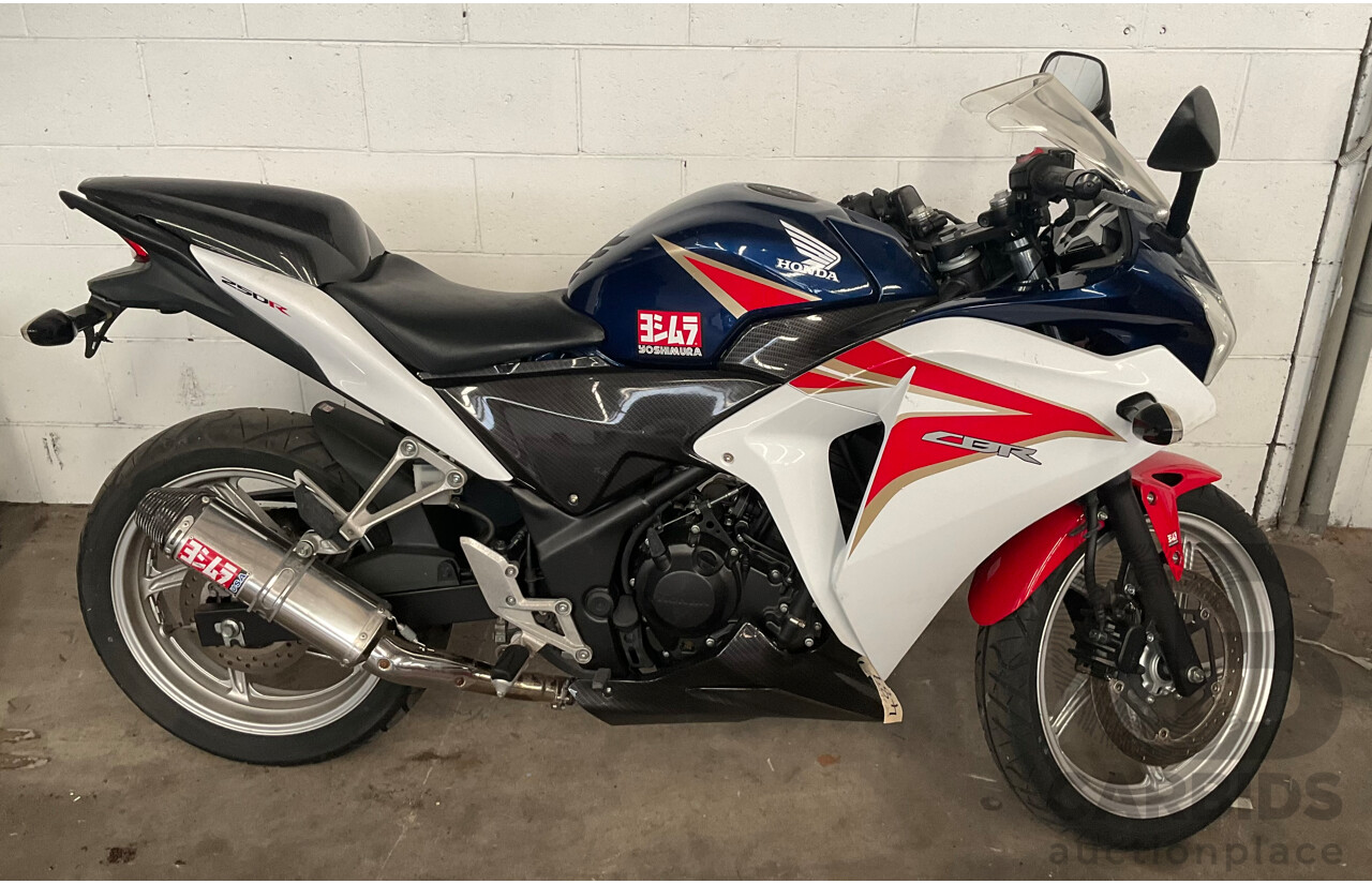 Honda CBR205R Motorbike