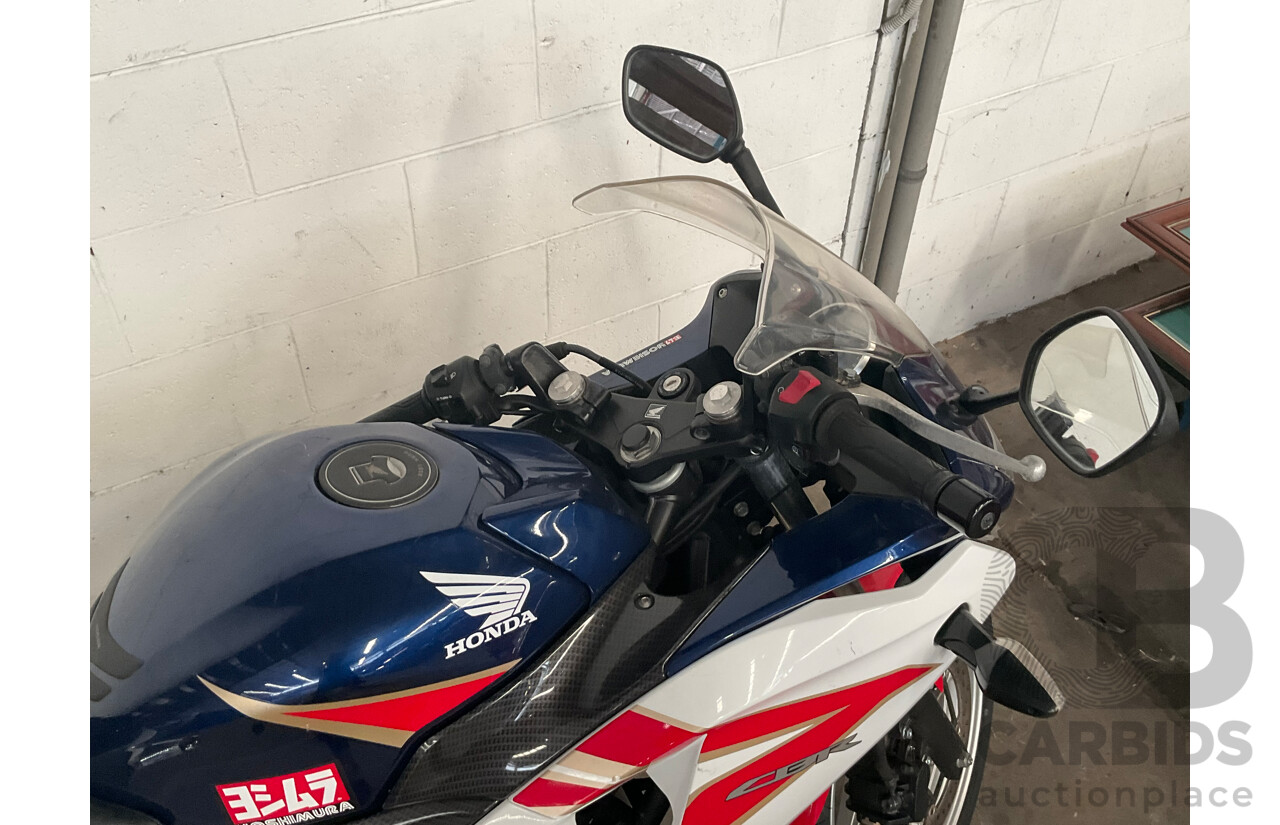 Honda CBR205R Motorbike