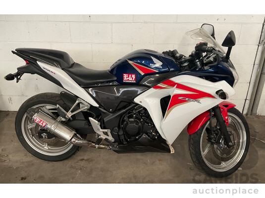 Honda CBR205R Motorbike