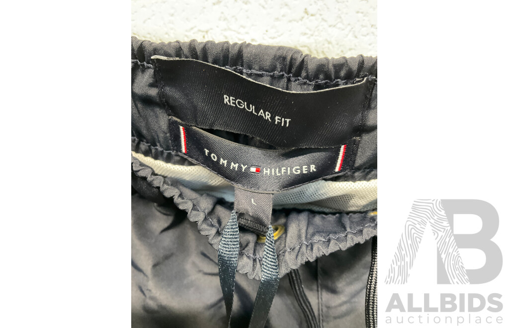 Assorted Bundle Size L Branded TOMMY HILFIGER - Lot of 2