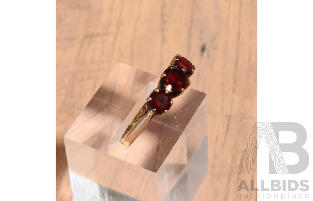 9ct Vintage Garnet Trilogy Ring, Size N, 3.67 Grams