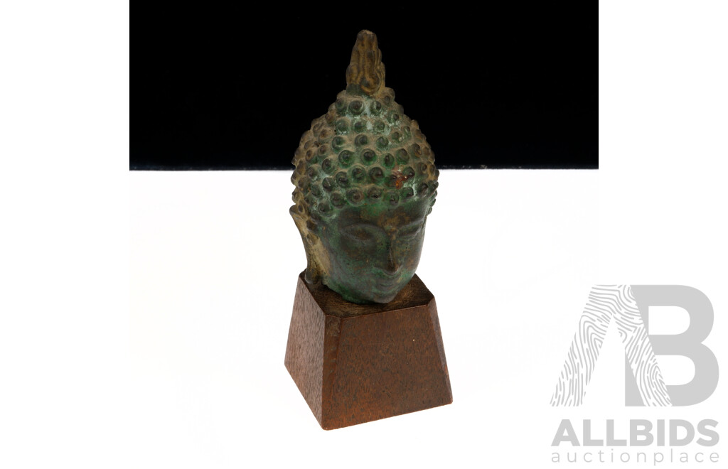 Thai Bronze Buddha Head with Flamiform Topknot and Long Earlobes on Wooden Stand. Sukhothai