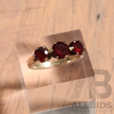 9ct Vintage Garnet Trilogy Ring, Size N, 3.67 Grams