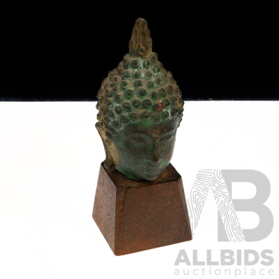 Thai Bronze Buddha Head with Flamiform Topknot and Long Earlobes on Wooden Stand. Sukhothai