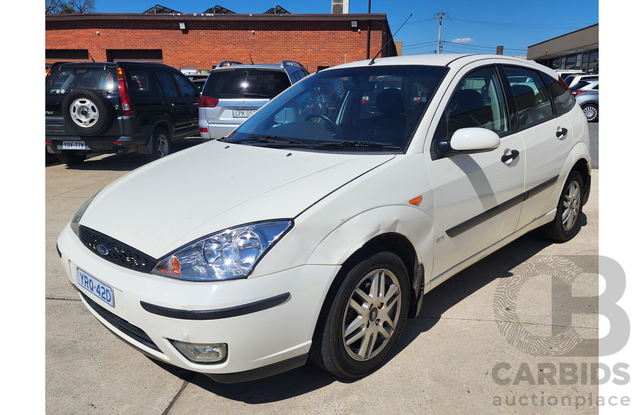 9/2004 Ford Focus SR LR 5d Hatchback White 2.0L