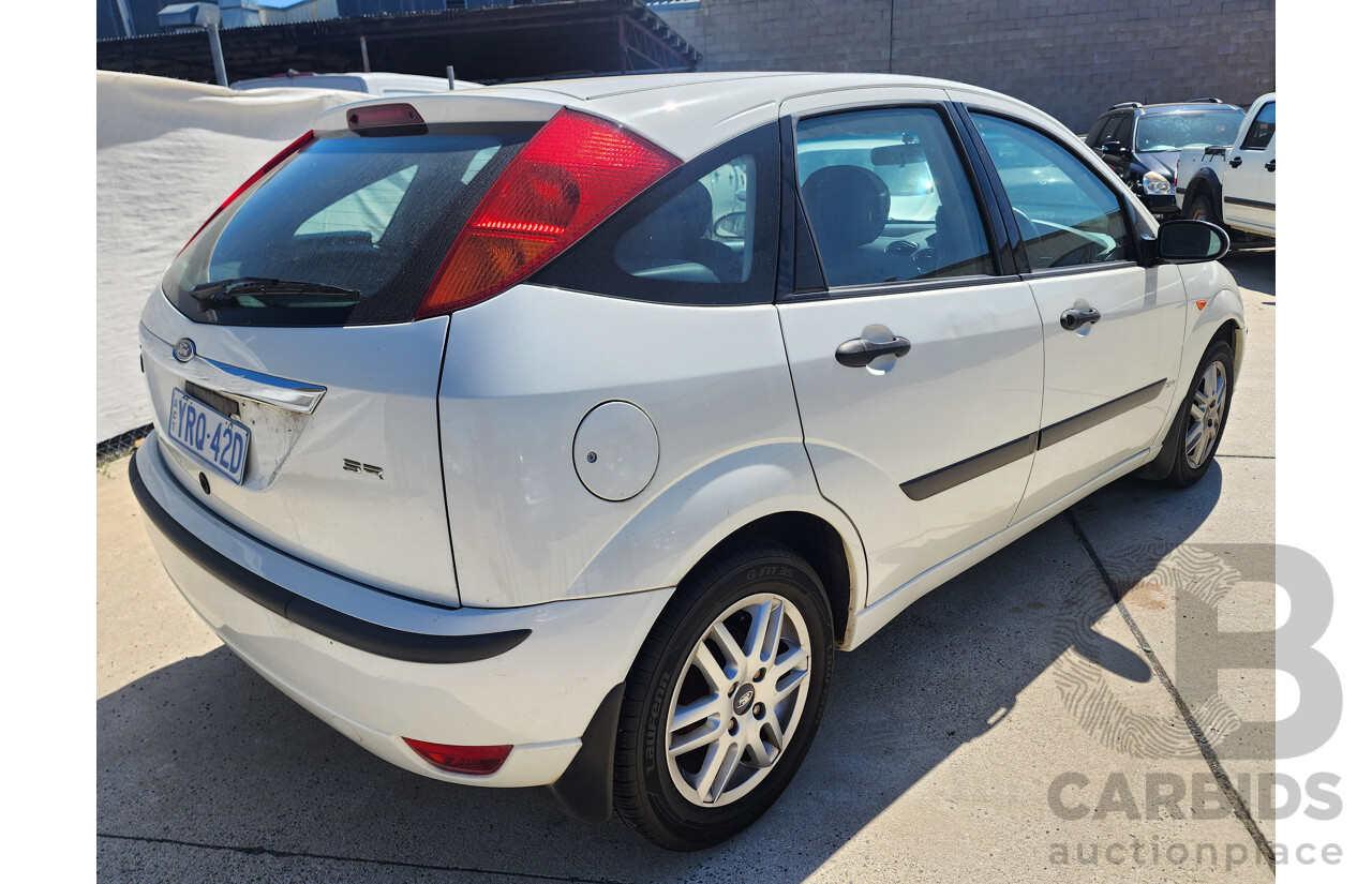 9/2004 Ford Focus SR LR 5d Hatchback White 2.0L