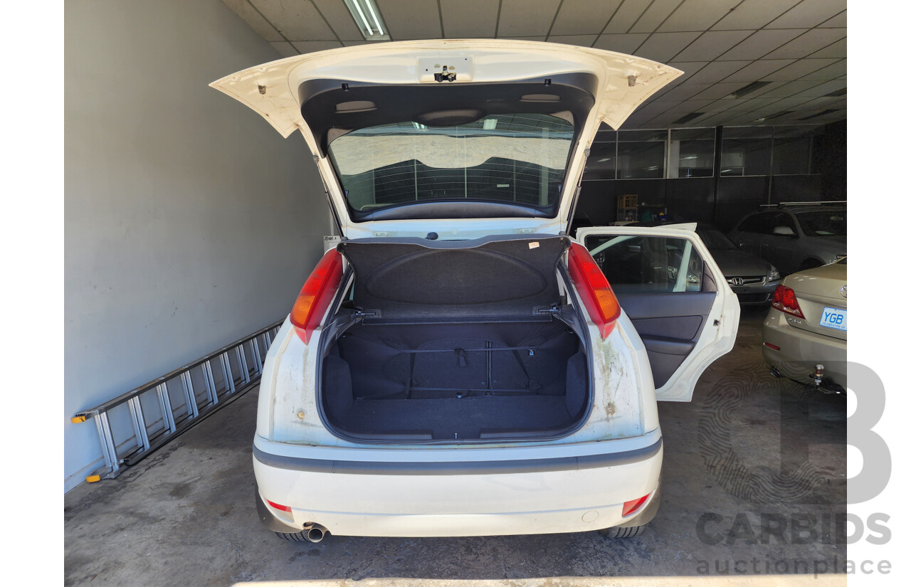 9/2004 Ford Focus SR LR 5d Hatchback White 2.0L