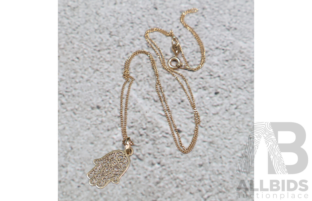 18ct Hamsa Pendant on 18ct Fine Curb Link 45cm Necklace, 1.90 Grams