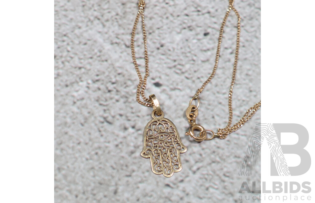 18ct Hamsa Pendant on 18ct Fine Curb Link 45cm Necklace, 1.90 Grams