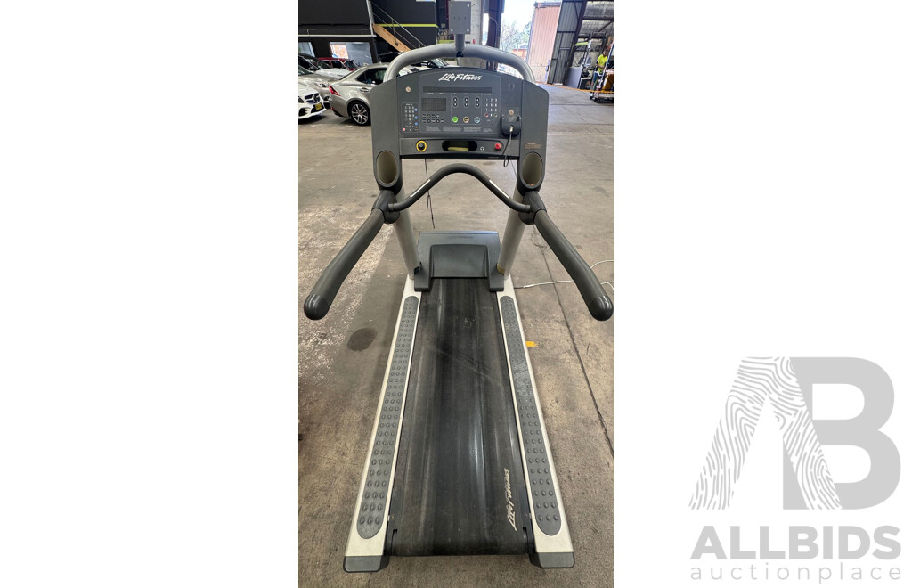 Life Fitness (90T) Treadmill