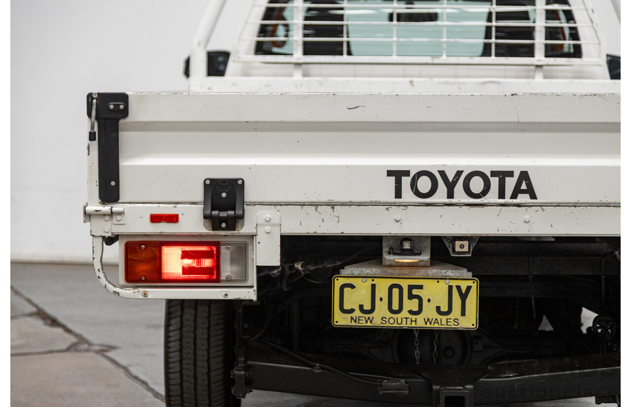 08/2016 Toyota Hilux Workmate (RWD) GUN122R C/Chas White Turbo Diesel 2.4L