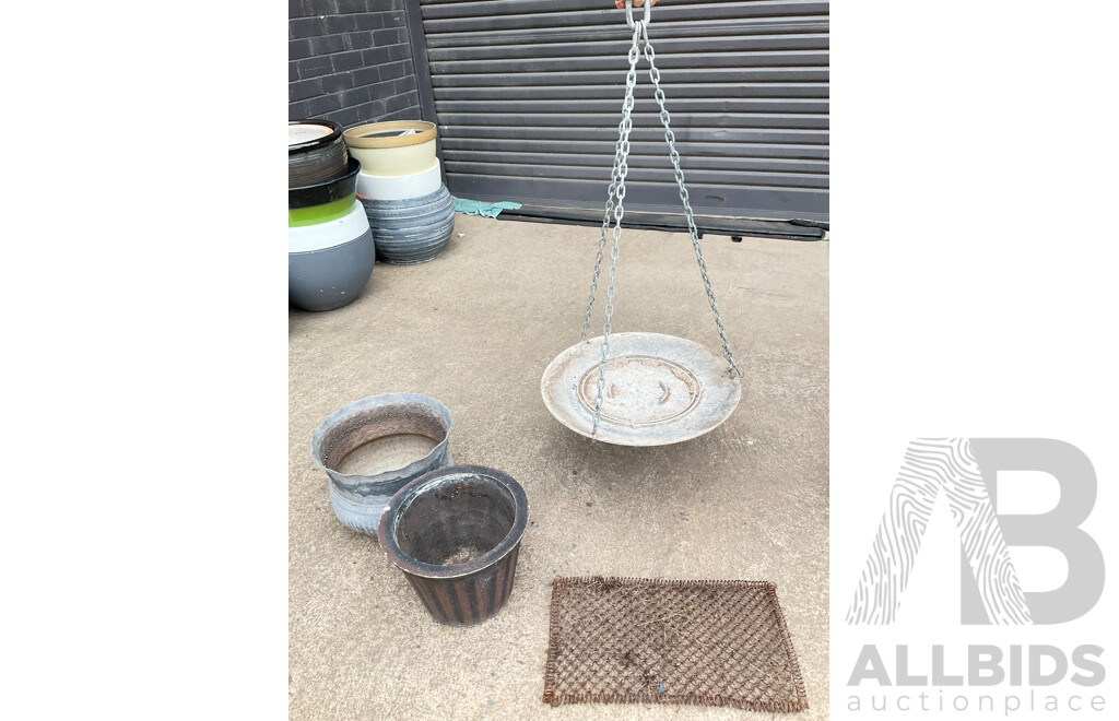 Vintage Canberra Street Lamp Top Bird Feeder with Metal, Concrete Pots and Wire Door Mat