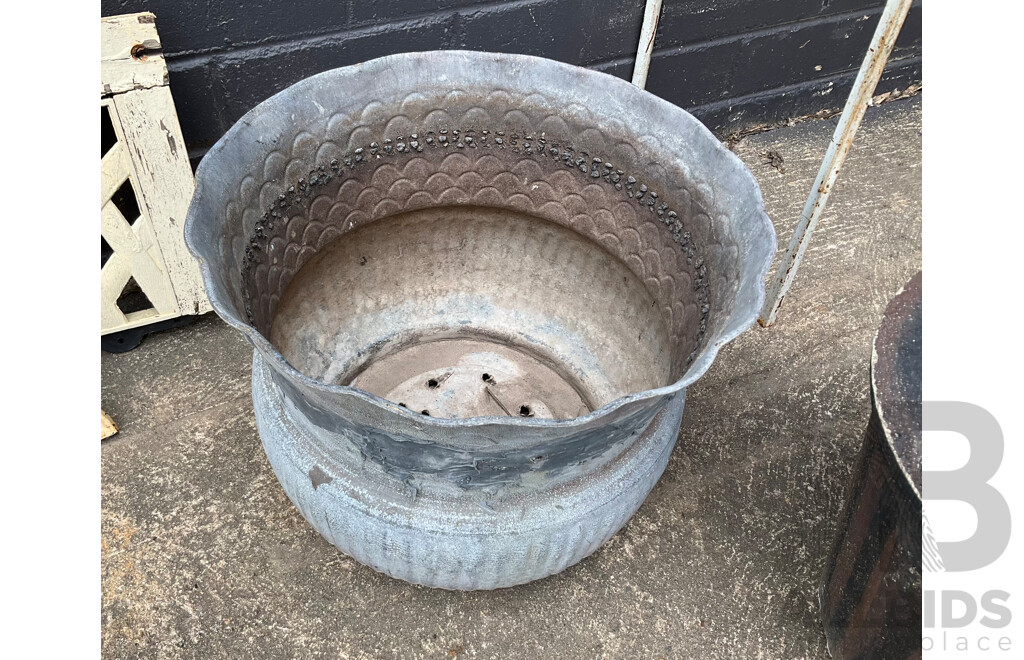 Vintage Canberra Street Lamp Top Bird Feeder with Metal, Concrete Pots and Wire Door Mat