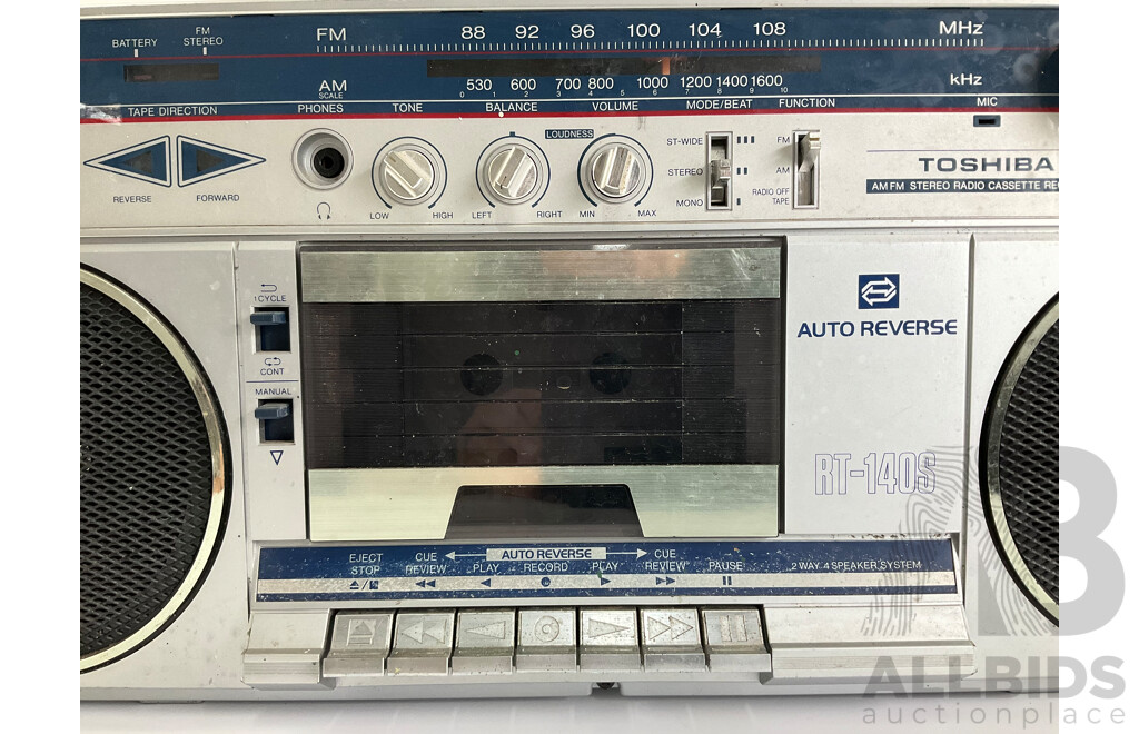 Retro Toshiba RT-140S Portable Boombox, AM/FM, Tape Deck Auto Reverse