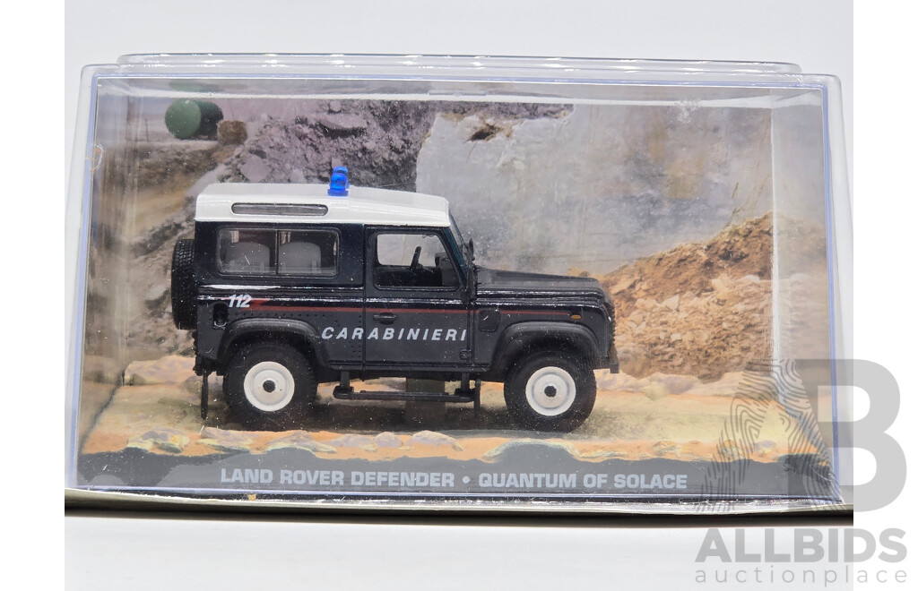 GE Fabbri Ltd 2007 Land Rover Defender 90 Carabinieri - James Bond 007 Quantam of Solace 1:43 Scale Model Car - Sealed in Blister