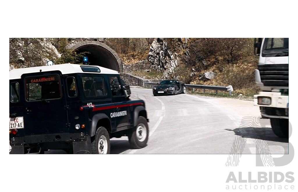 GE Fabbri Ltd 2007 Land Rover Defender 90 Carabinieri - James Bond 007 Quantam of Solace 1:43 Scale Model Car - Sealed in Blister