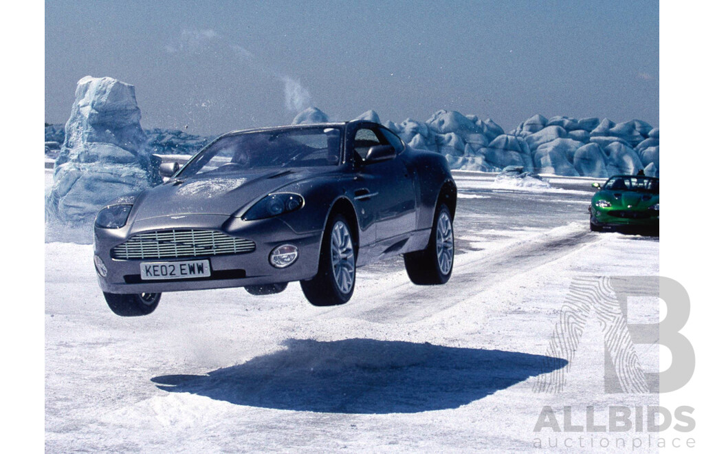 GE Fabbri Ltd 2002 Aston Martin V12 Vanquish Coupe Silver - James Bond 007 Die Another Day 1:43 Scale Model Car - Sealed in Blister