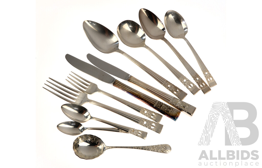 Oneida Silver Plate 77 Piece Partial Flatware Set Along with Set Six Rodd Silver Plate Teaspoons