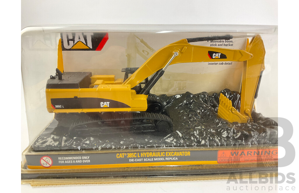 Norscot Diecast Caterpillar 385C L Hydraulic Excavator and 611 Wheel Tractor Scraper - 1:64 Scale