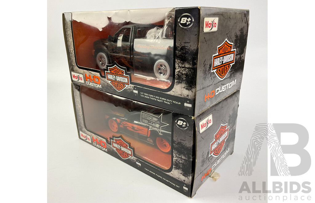 Maisto H-D Custom 1999 F-350 Super Duty Pick Up with 2002 FXSTB Night Train and 2006 Ford Mustang GT - 1:24/1:27 Scale