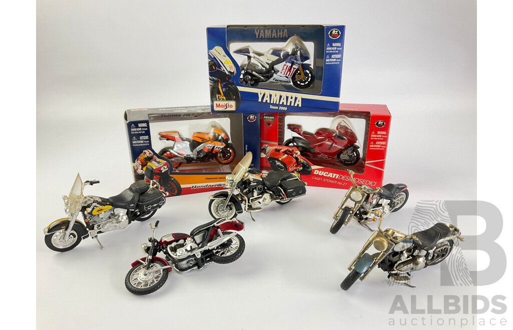 Boxed Maisto 2009 Yamaha, Casey Stoner Ducati, 2008 Honda RCV with Harley Davidsons and Triumph