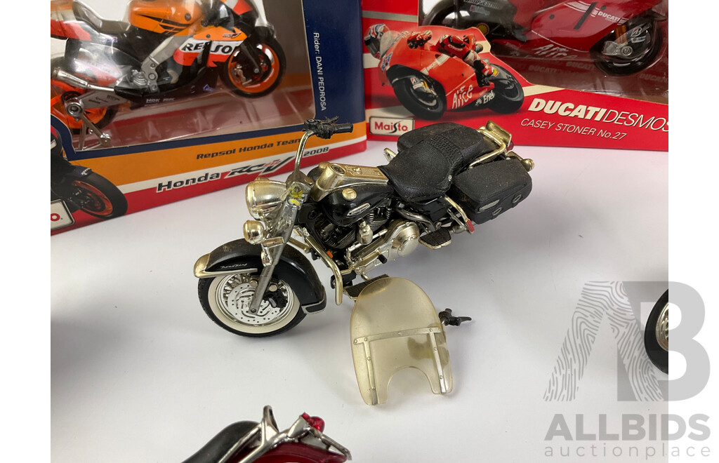 Boxed Maisto 2009 Yamaha, Casey Stoner Ducati, 2008 Honda RCV with Harley Davidsons and Triumph