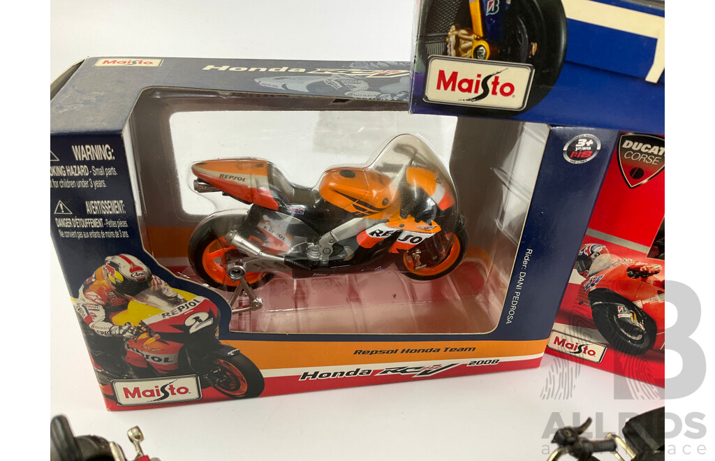 Boxed Maisto 2009 Yamaha, Casey Stoner Ducati, 2008 Honda RCV with Harley Davidsons and Triumph