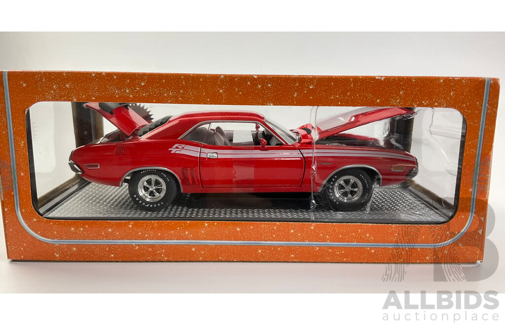 M2 Machines Detroit-Muscle Diecast 1971 Dodge Challenger R/T 383, Limited Production - 1:24 Scale