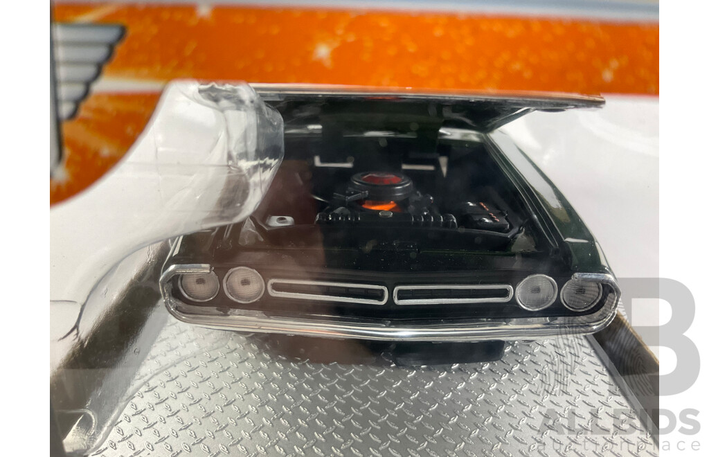 M2 Machines Detroit-Muscle Diecast 1971 Dodge Challenger R/T 383, Limited Production - 1:24 Scale