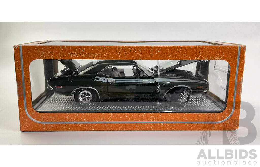 M2 Machines Detroit-Muscle Diecast 1971 Dodge Challenger R/T 383, Limited Production - 1:24 Scale