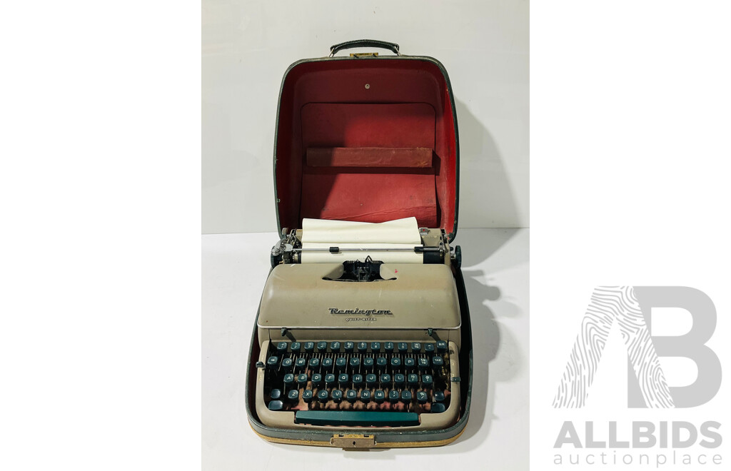 Vintage Remington Quiet-riter Typewriter in Vinyl Hard Case