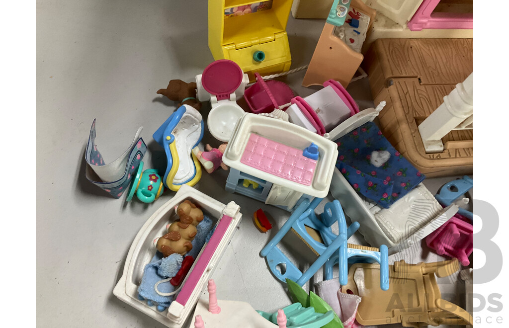 Fisher Price Foldout Dolls House with Accessories Including Dolls, Furniture and Pets