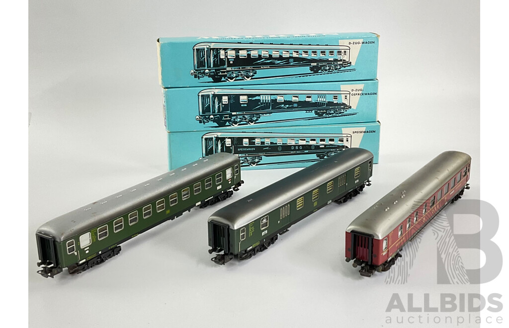 Vintage Marklin HO Scale Luggage, Express Coach and Dining Carriages 4024, 4022 and 4026 with Original Boxes, Made in West Germany