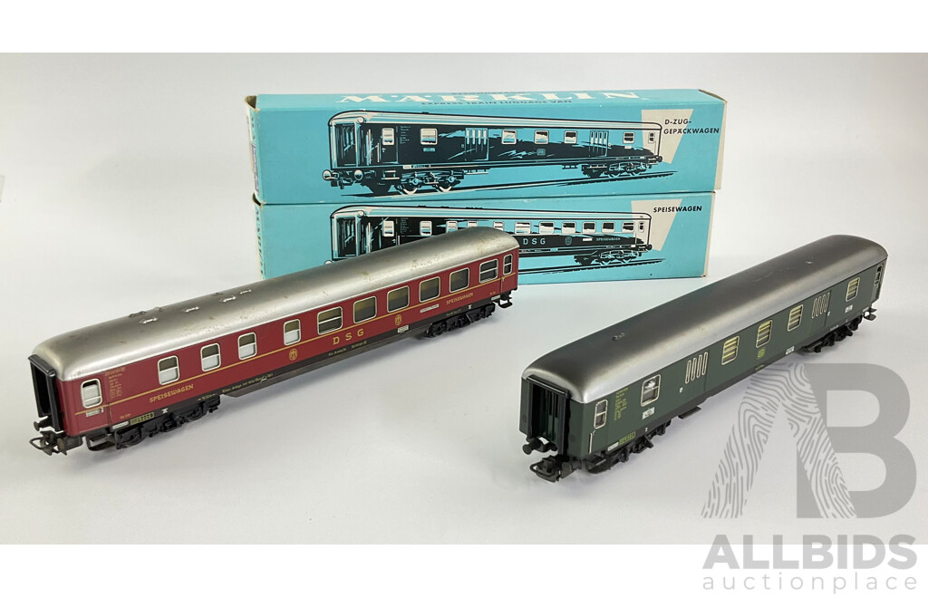 Vintage Marklin HO Scale Luggage, Express Coach and Dining Carriages 4024, 4022 and 4026 with Original Boxes, Made in West Germany