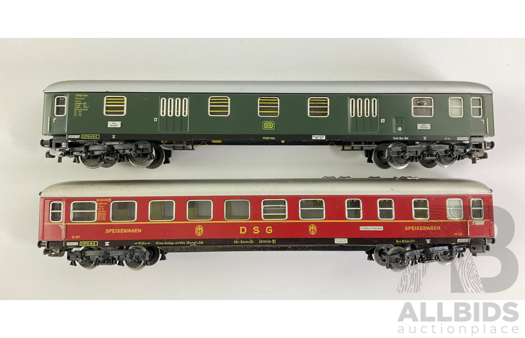 Vintage Marklin HO Scale Luggage, Express Coach and Dining Carriages 4024, 4022 and 4026 with Original Boxes, Made in West Germany