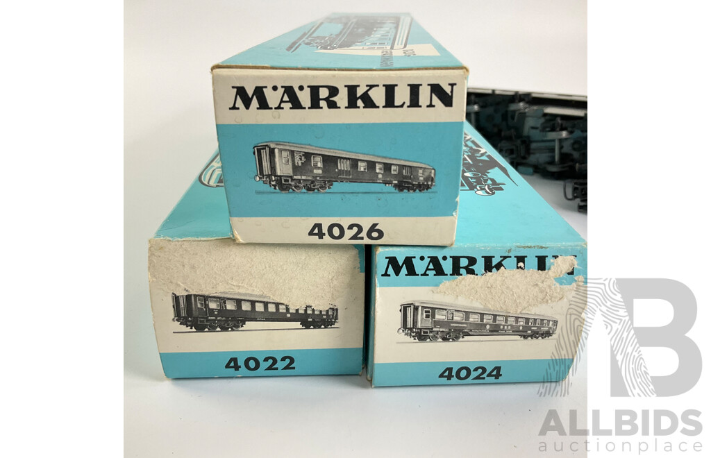 Vintage Marklin HO Scale Luggage, Express Coach and Dining Carriages 4024, 4022 and 4026 with Original Boxes, Made in West Germany