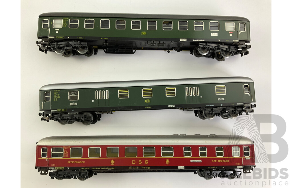 Vintage Marklin HO Scale Luggage, Express Coach and Dining Carriages 4024, 4022 and 4026 with Original Boxes, Made in West Germany