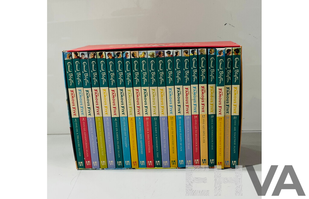Enid Blyton, the Famous Five Library, 21 Softcover Volumes in Slip Case, Hodder & Stoughton, 2016
