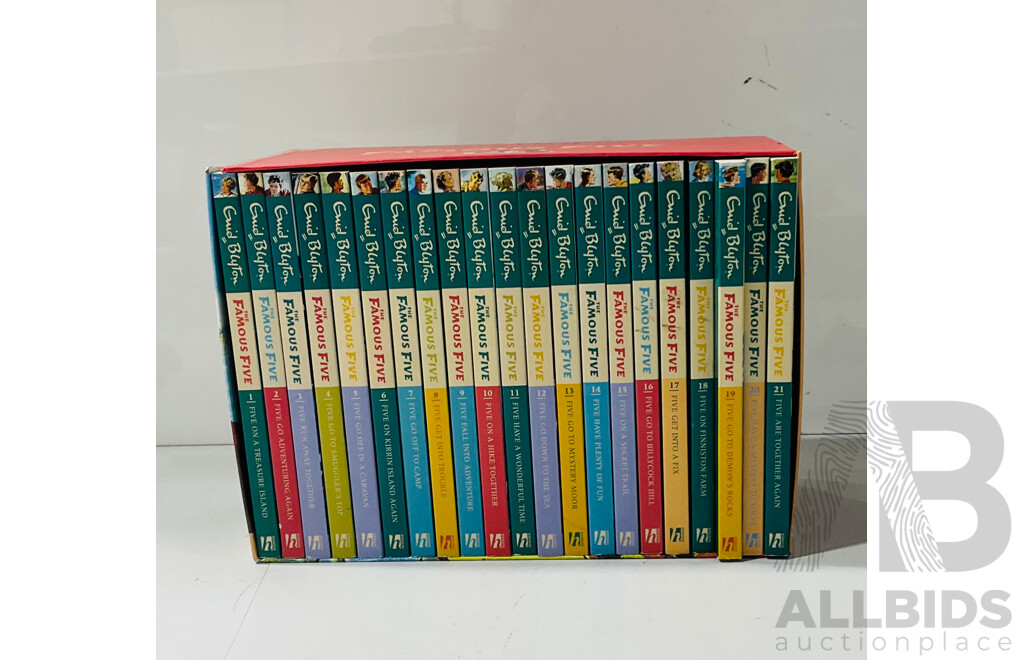 Enid Blyton, the Famous Five Library, 21 Softcover Volumes in Slip Case, Hodder & Stoughton, 2016