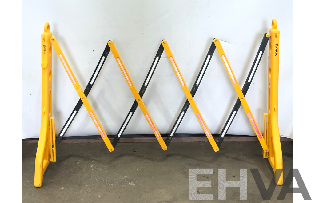 2000mm Portable Expanding Barrier with Reflectors