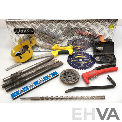 Rhino 770mm Aluminium Checkerplate Toolbox with Various Hand Tools