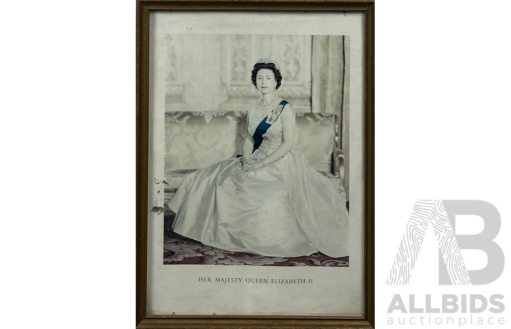 Vintage Poster Print of Her Majesty Queen Elizabeth II in Lovely Gilt Wood Frame, 54 x 39 cm (frame)