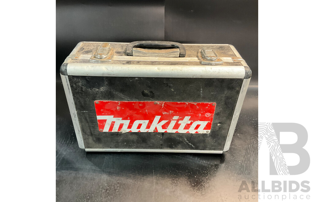 MAKITA Q04381Corded Trim Router with Case