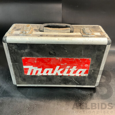 MAKITA Q04381Corded Trim Router with Case