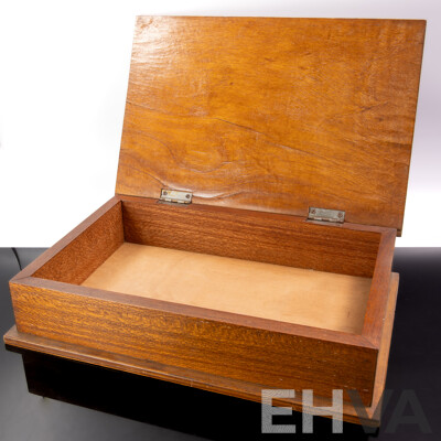 Vintage Wooden Lidded Box with Marquetry Specimen Wood Inlay to Top
