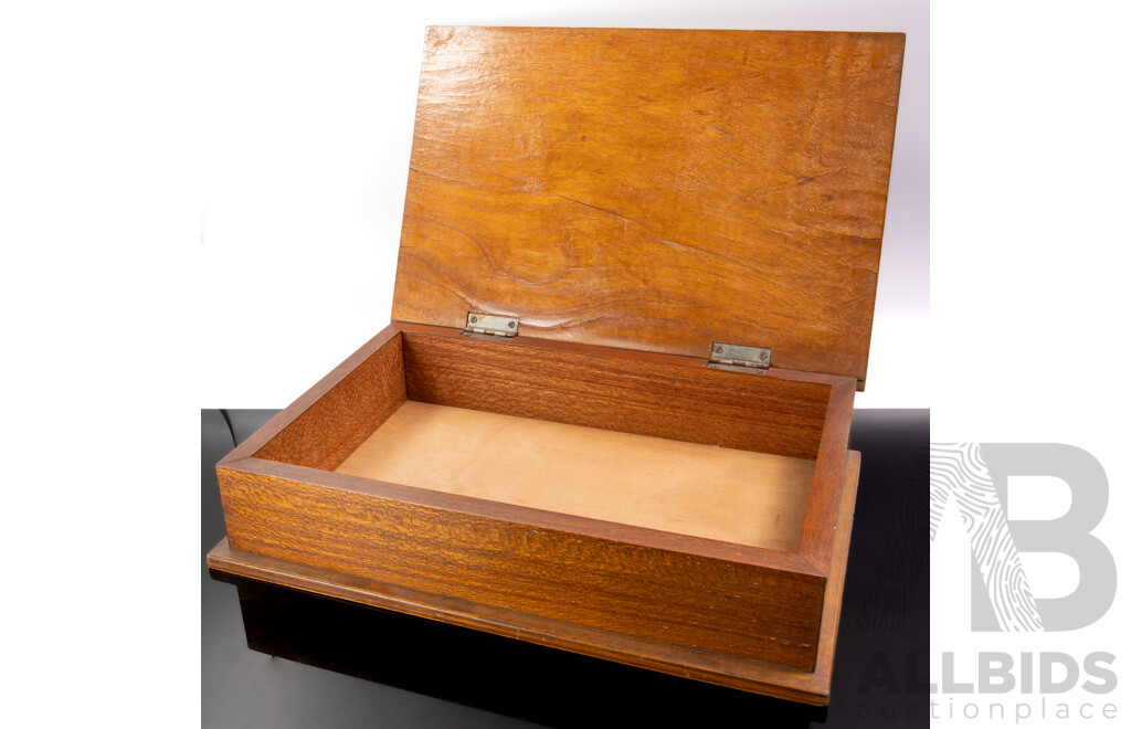 Vintage Wooden Lidded Box with Marquetry Specimen Wood Inlay to Top