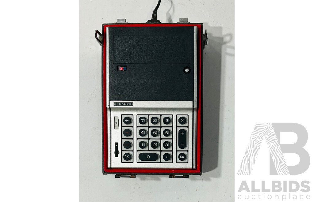 Vintage Sanyo Mini Electronic Calculator ICC-82D in Protective Case