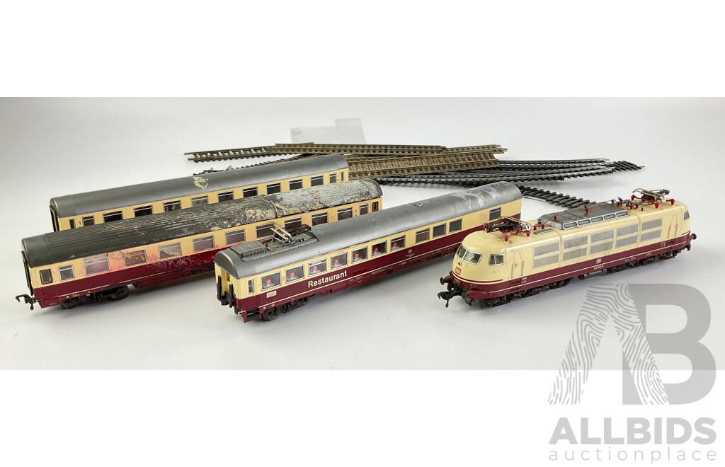 Vintage Fleischmann HO Scale German Electric Locomotive and Passenger Carriages with Straight and Cured Track, Made in Germany