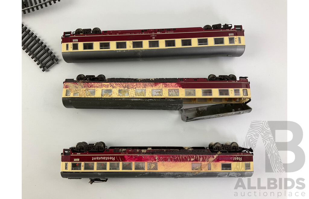 Vintage Fleischmann HO Scale German Electric Locomotive and Passenger Carriages with Straight and Cured Track, Made in Germany