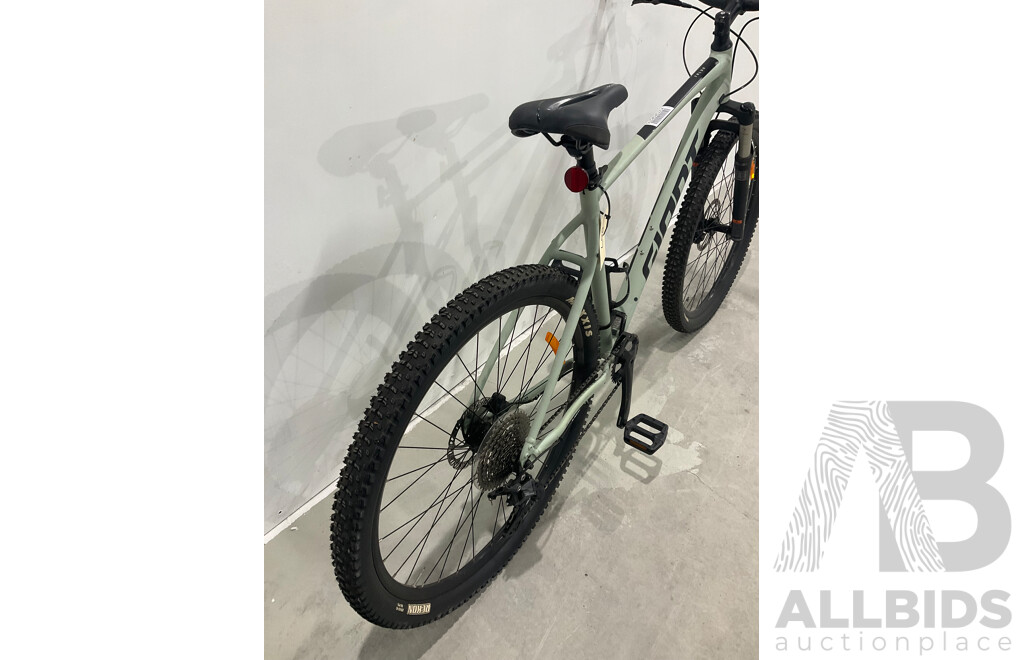 Giant Talon Mountain Bike (Size XL)